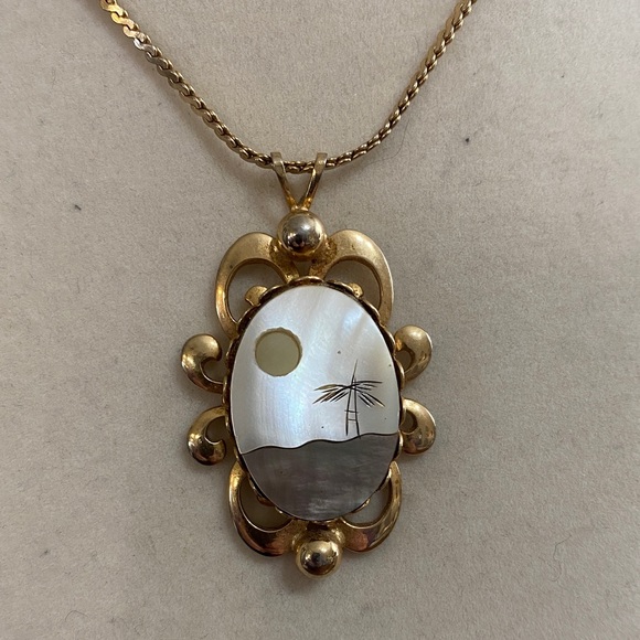 Vintage MOP Abalone Shell Pendant Necklace - Picture 2 of 6